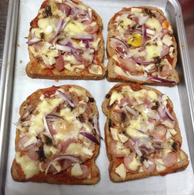 吐司太阳蛋披萨