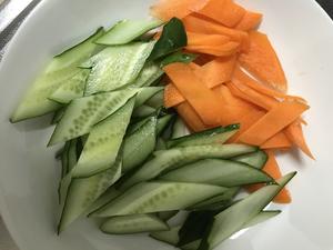 木须胡萝卜黄瓜木耳的做法 步骤2