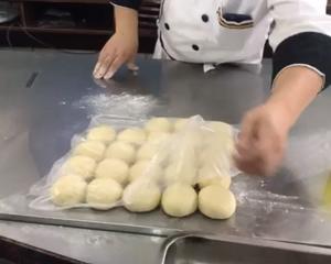 豆沙面包的做法 步骤10