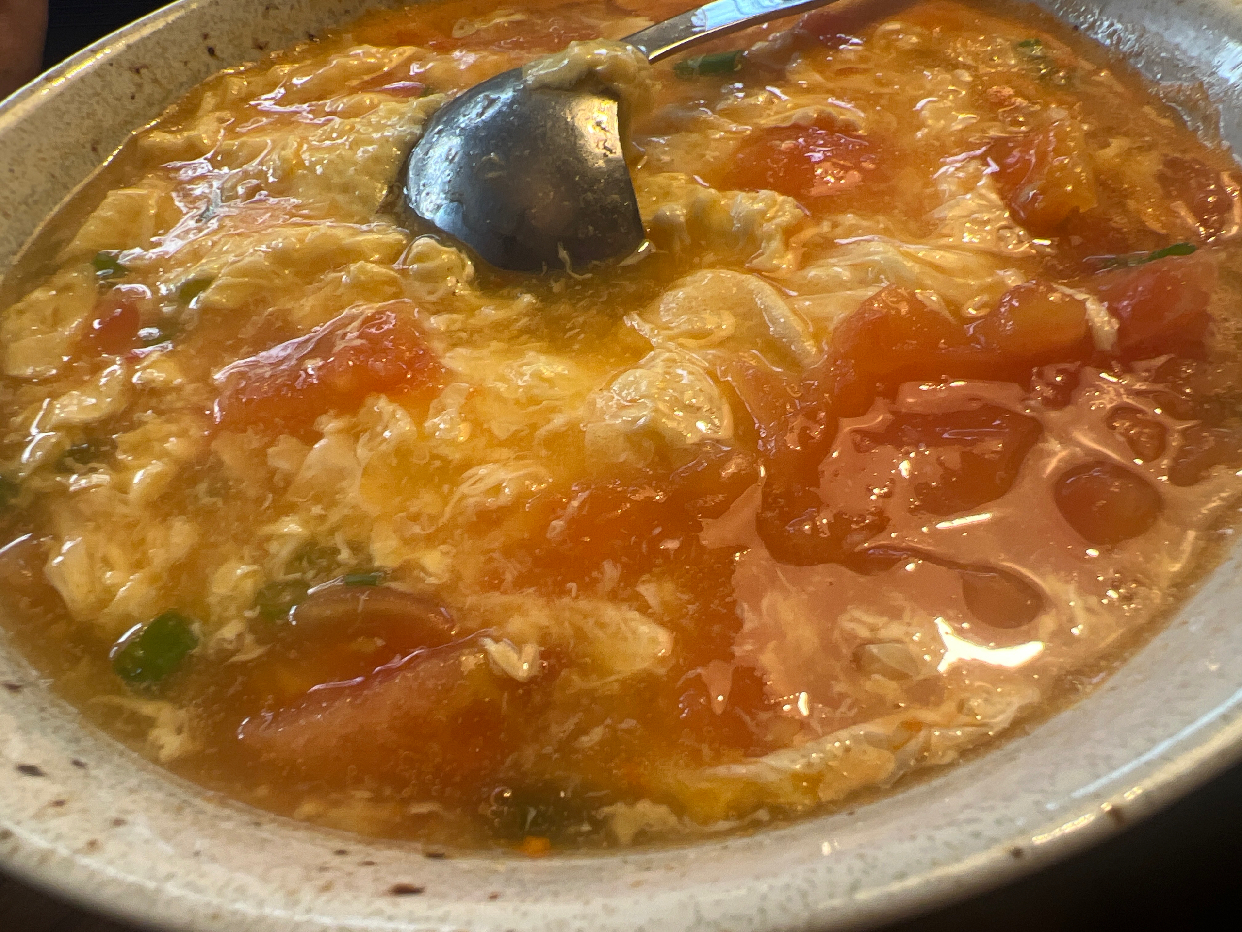 你真的会做「西红柿鸡蛋汤」吗？教你一招，蛋花漂亮超好喝！