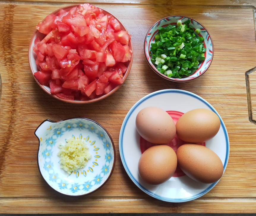 全家最爱西红柿鸡蛋汤面的做法 步骤1