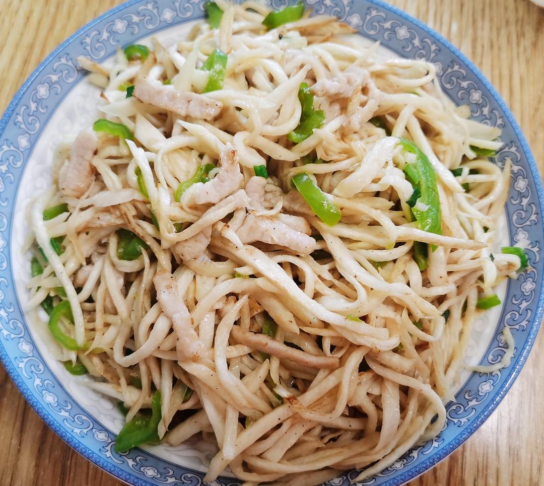 上海人最家常的冷面浇头炒三丝（青椒茭白肉丝）