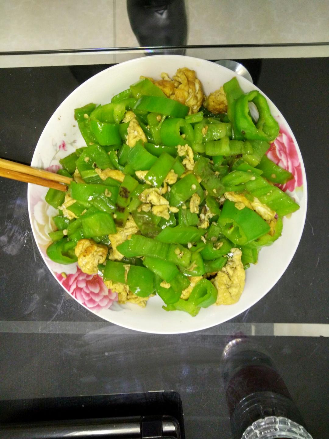 菜椒炒鸡蛋的做法