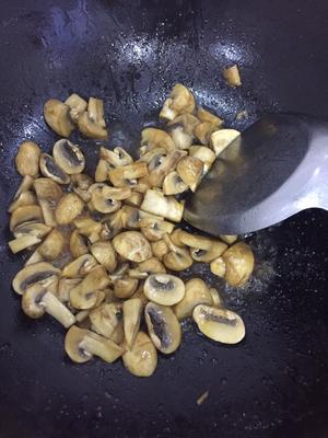 韭黄炒蘑菇简单又下饭的做法 步骤4