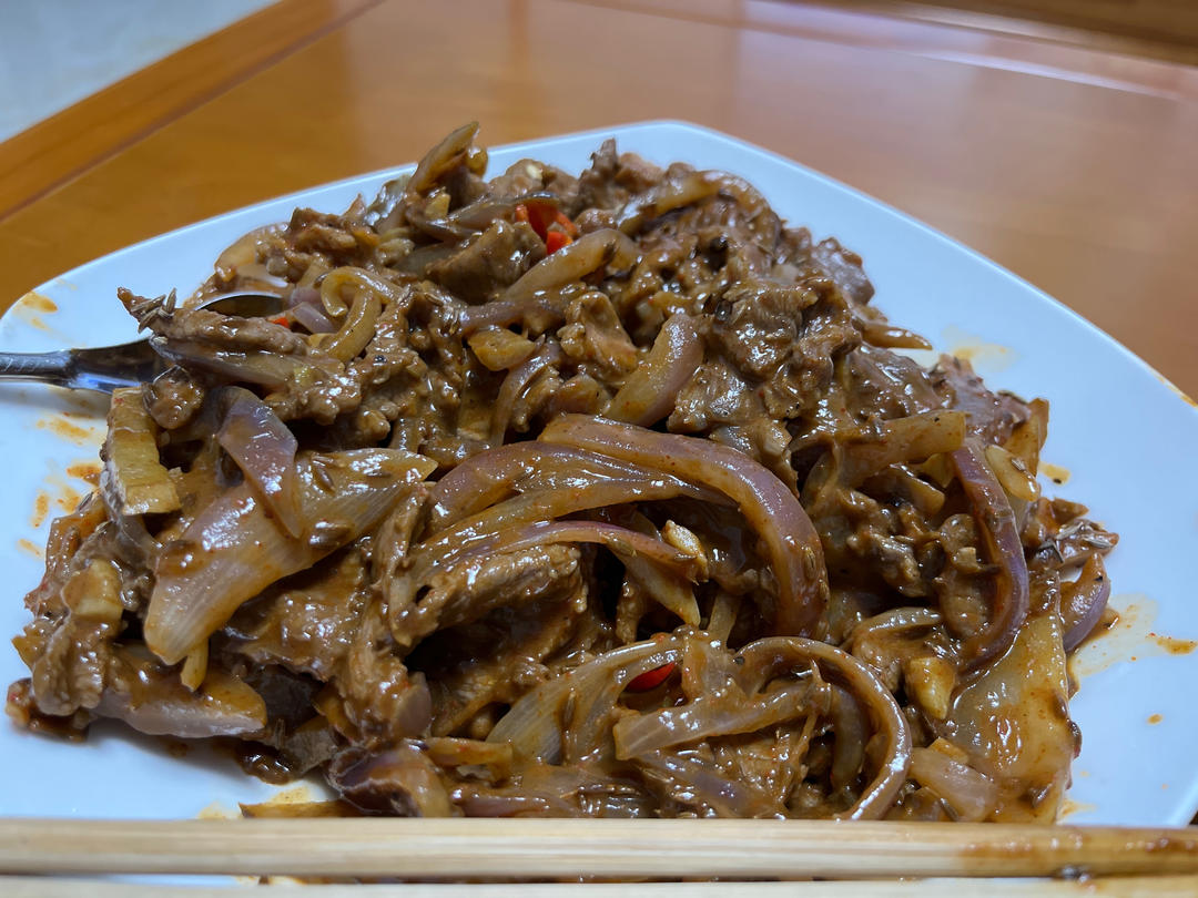 孜然牛肉（👈孜然肉片向左，吉野家向右👉）