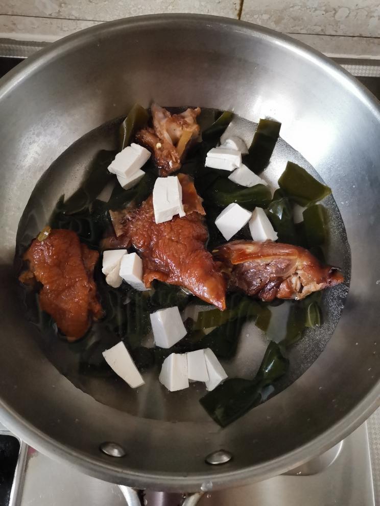 减肥通乳猪蹄海带节豆腐汤的做法
