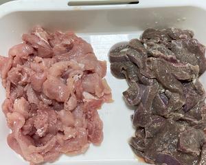 猪肝瘦肉枸杞汤的做法 步骤3