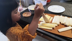 超适合亲子一起做 五分钟快手台湾花莲奶油酥条的做法步骤图 瓜妈有双宝 下厨房 超适合亲子一起做 五分钟快手台湾花莲奶油酥条的做法步骤图 瓜妈有双宝 下厨房