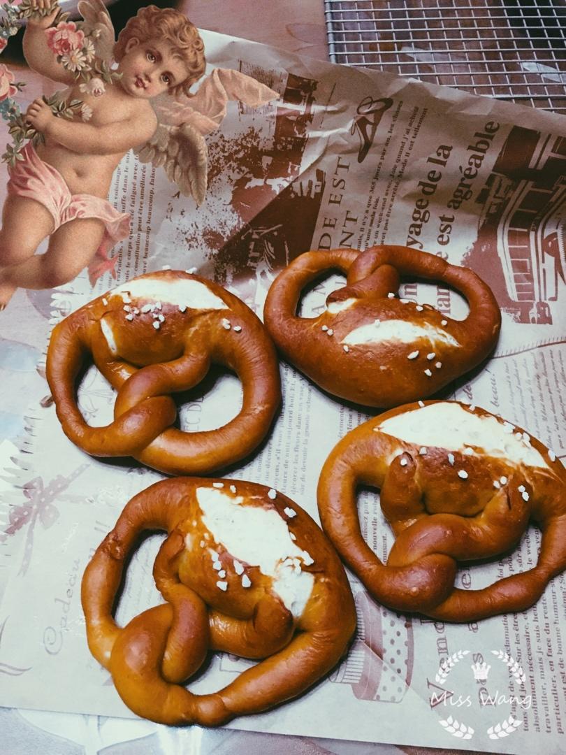 德国碱水面包（Brezel)