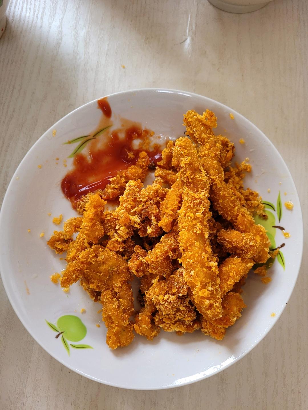 上餐桌就空盘的炸鸡柳