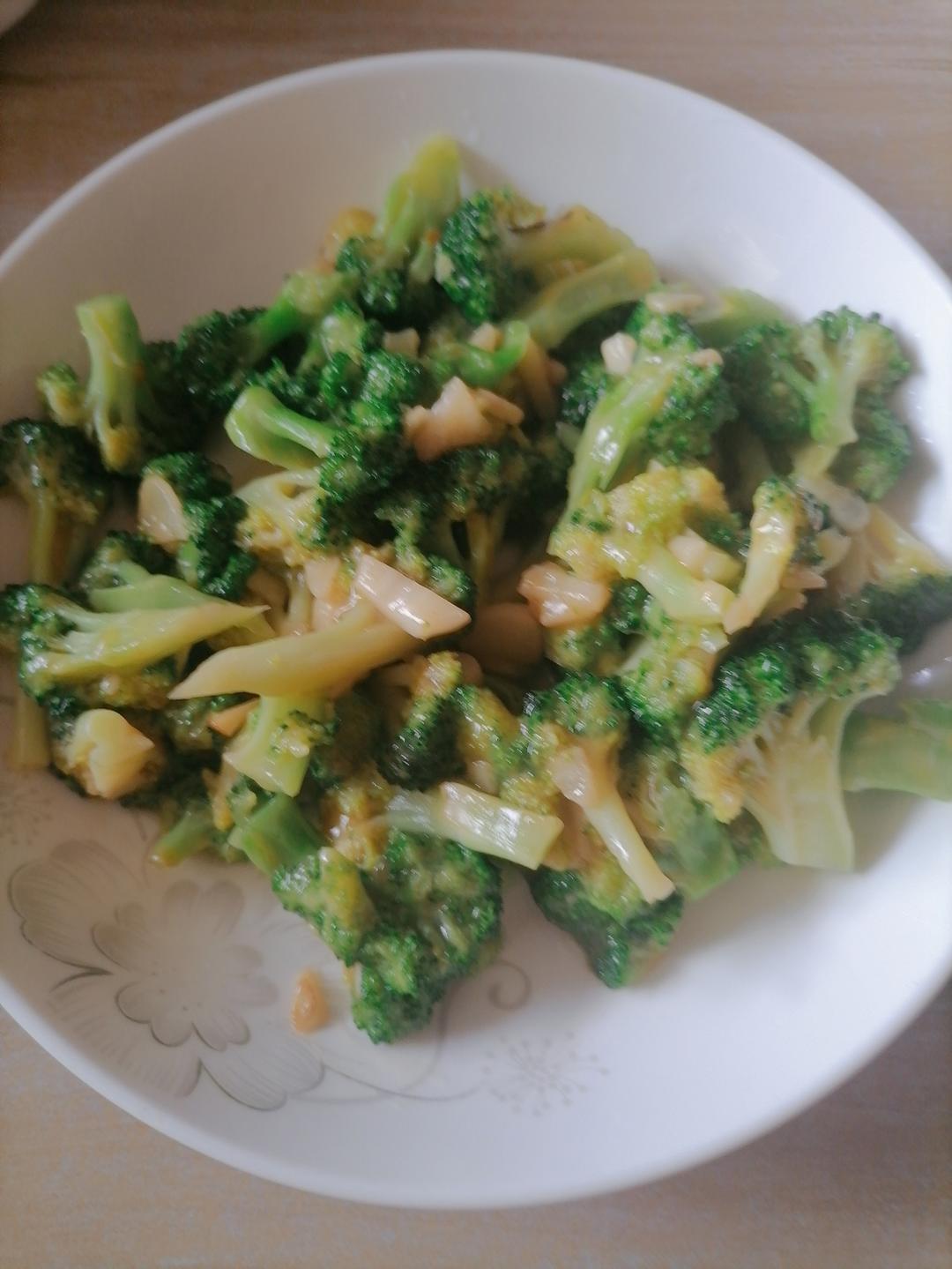 好吃到爆的耗油蒜蓉西兰花(从不修图，喜欢请关注)