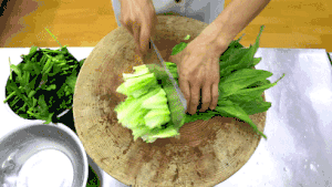 厨师长疑难解答：青菜“炝炒跟清炒”的区别，家庭硬核小技巧的做法 步骤3