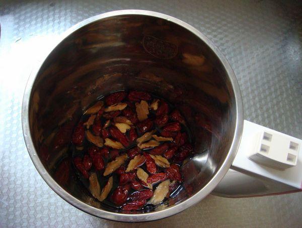 红枣黑豆豆浆——健康养生豆浆的做法 步骤2