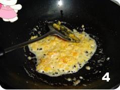咸蛋黄烧茄子的做法 步骤4