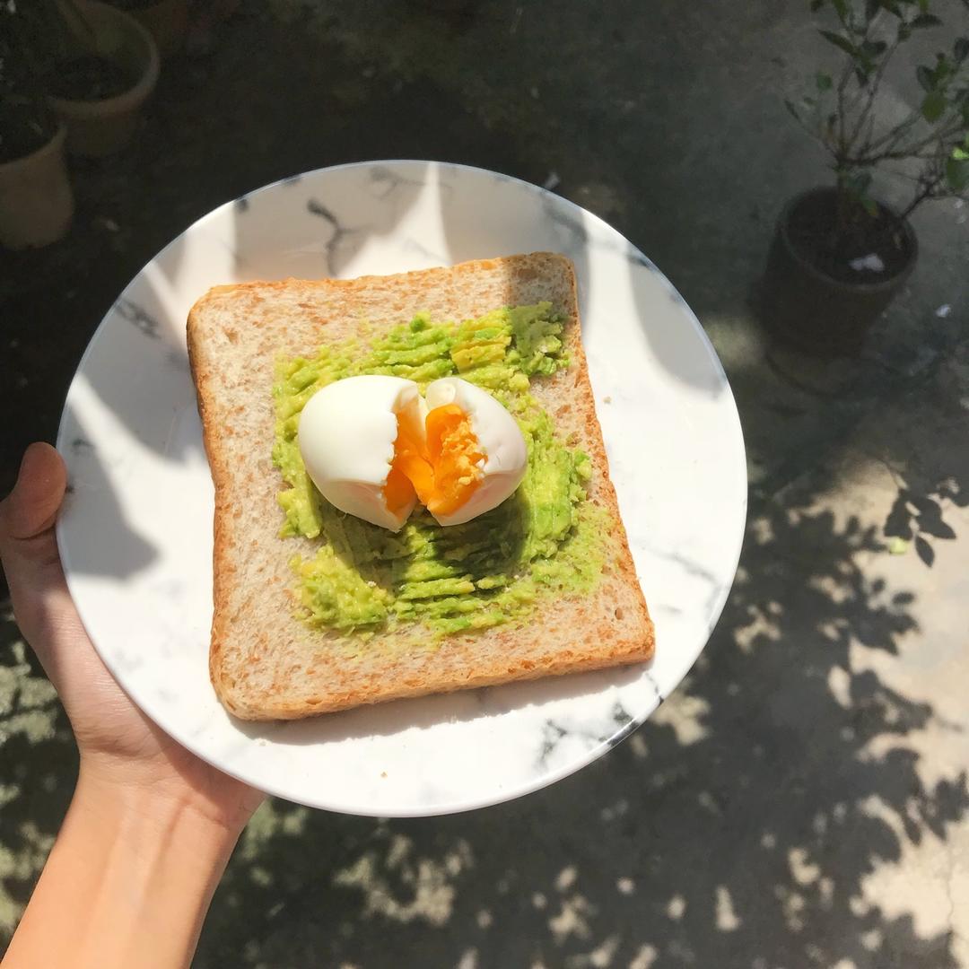 牛油果鸡蛋三明治