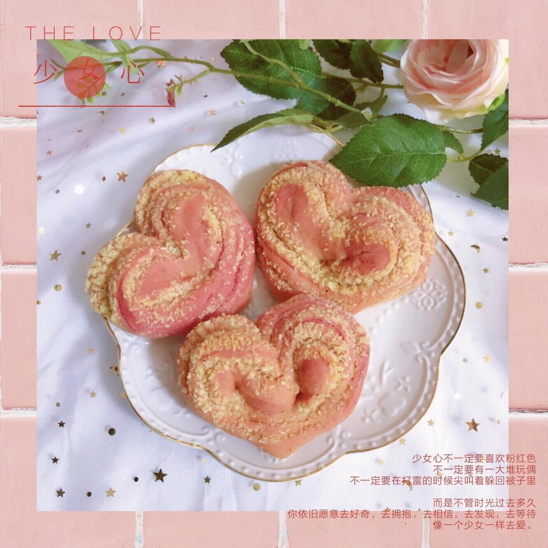 心形火龙果椰蓉面包
