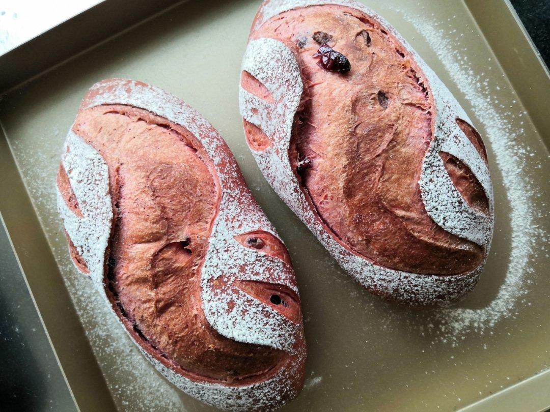 春天的红莲花做的红丝绒面包