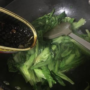 罐头鱼炒油麦菜｜巨下饭的做法 步骤4