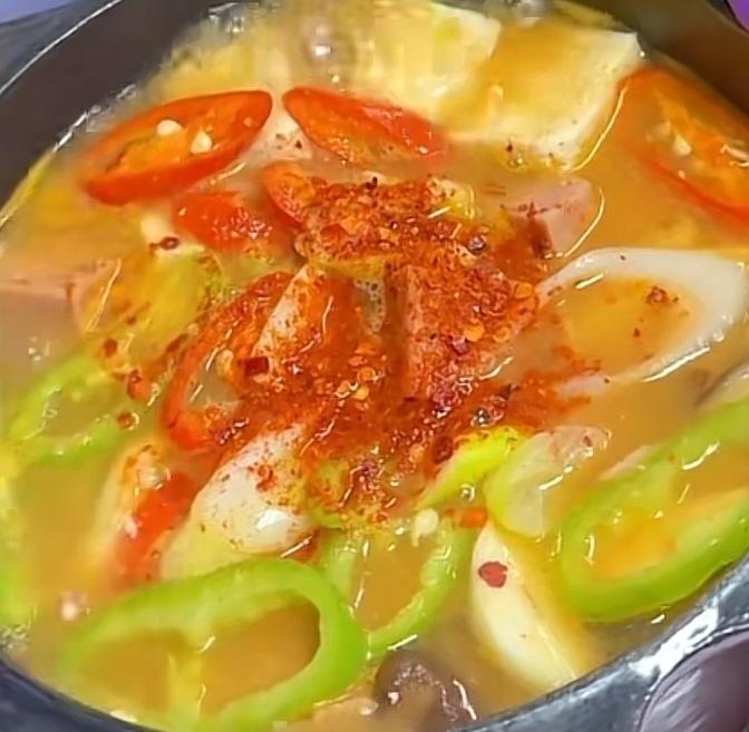 汤    大酱汤，白菜丝干豆腐丝汤  菠菜粉条猪肉豆腐汤  大骨头汤  大杂烩汤  干丝汤  白菜豆腐汤鸡蛋豆腐白菜汤，榨菜蛋花汤  毛血旺