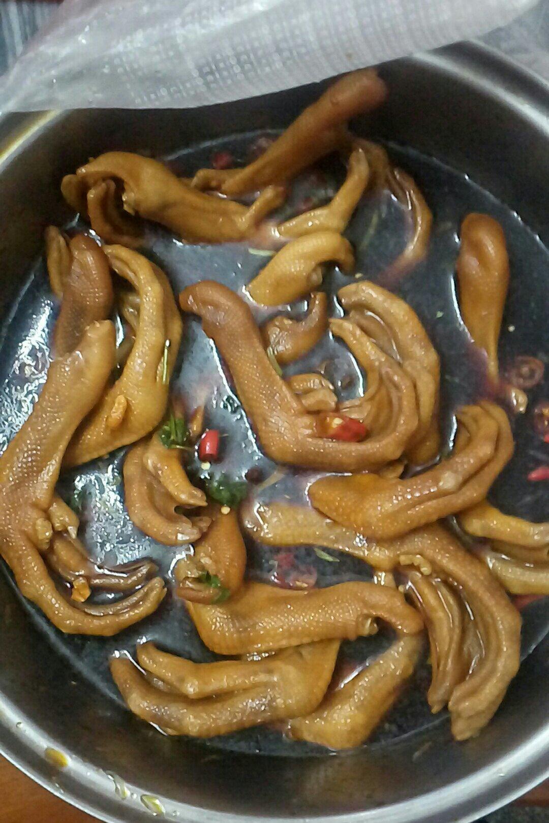 鸭爪鸭爪,鸡爪,柠檬,朝天椒,花椒,糖,盐,大蒜,生抽,老抽,米醋,凉拌汁