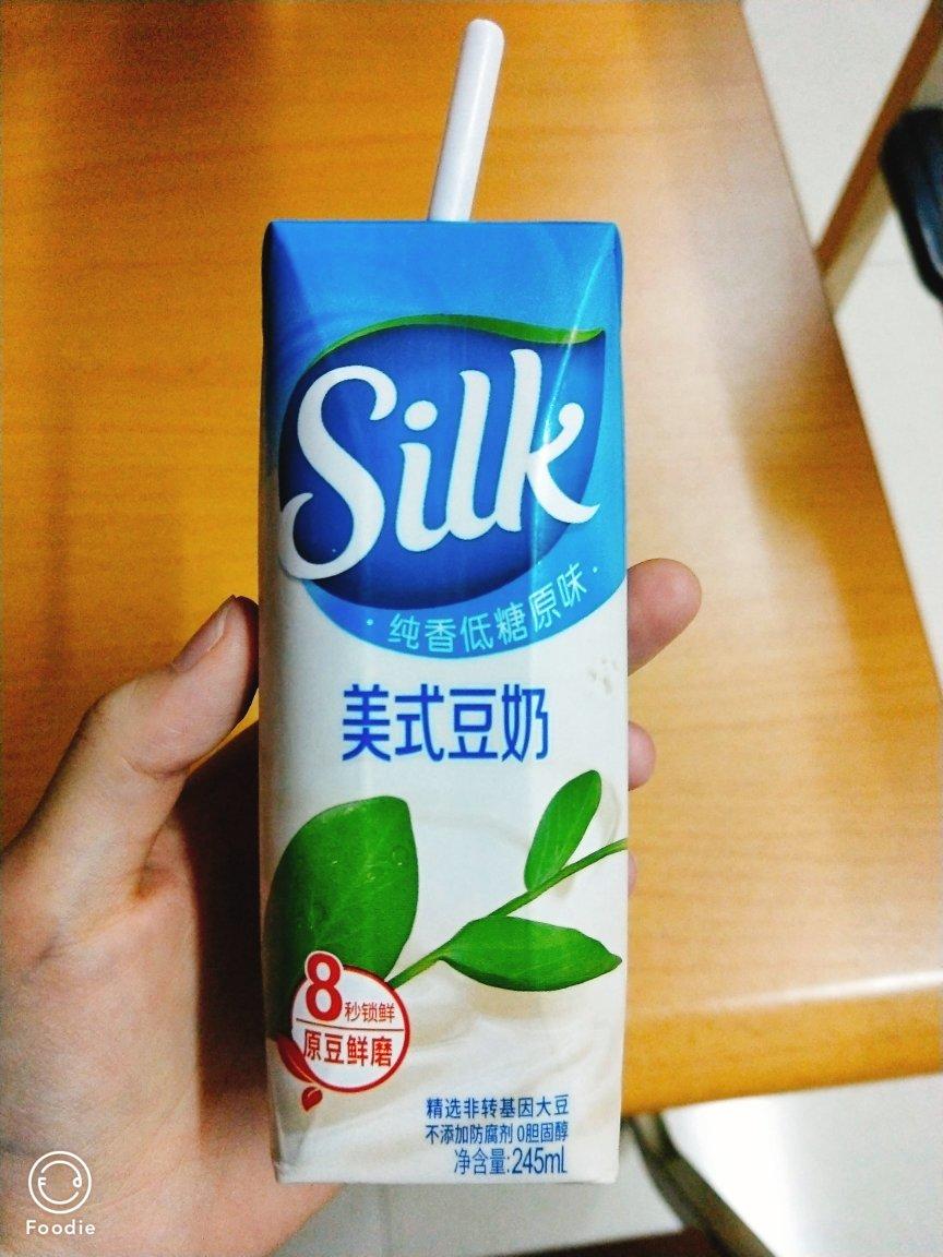 一个小肉包 在学校食堂的标配 最近迷上了喝这个 silk美式豆奶 感觉