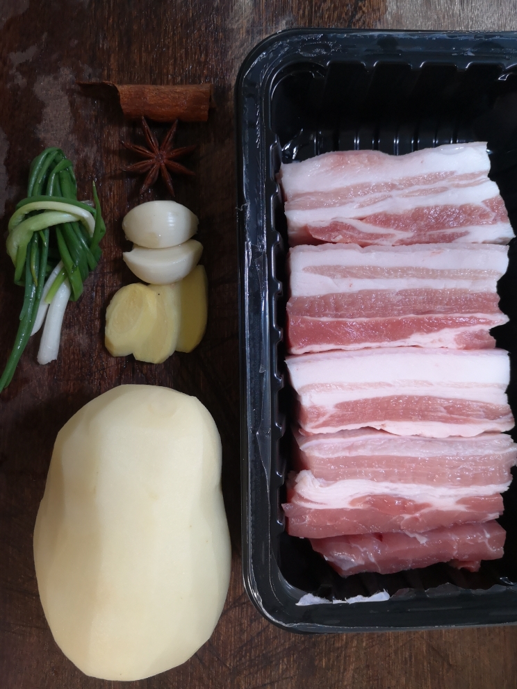 懒人版电饭煲土豆红烧肉的做法 步骤1