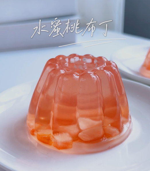 水蜜桃果凍布丁??果肉滿滿，冰涼Q彈
