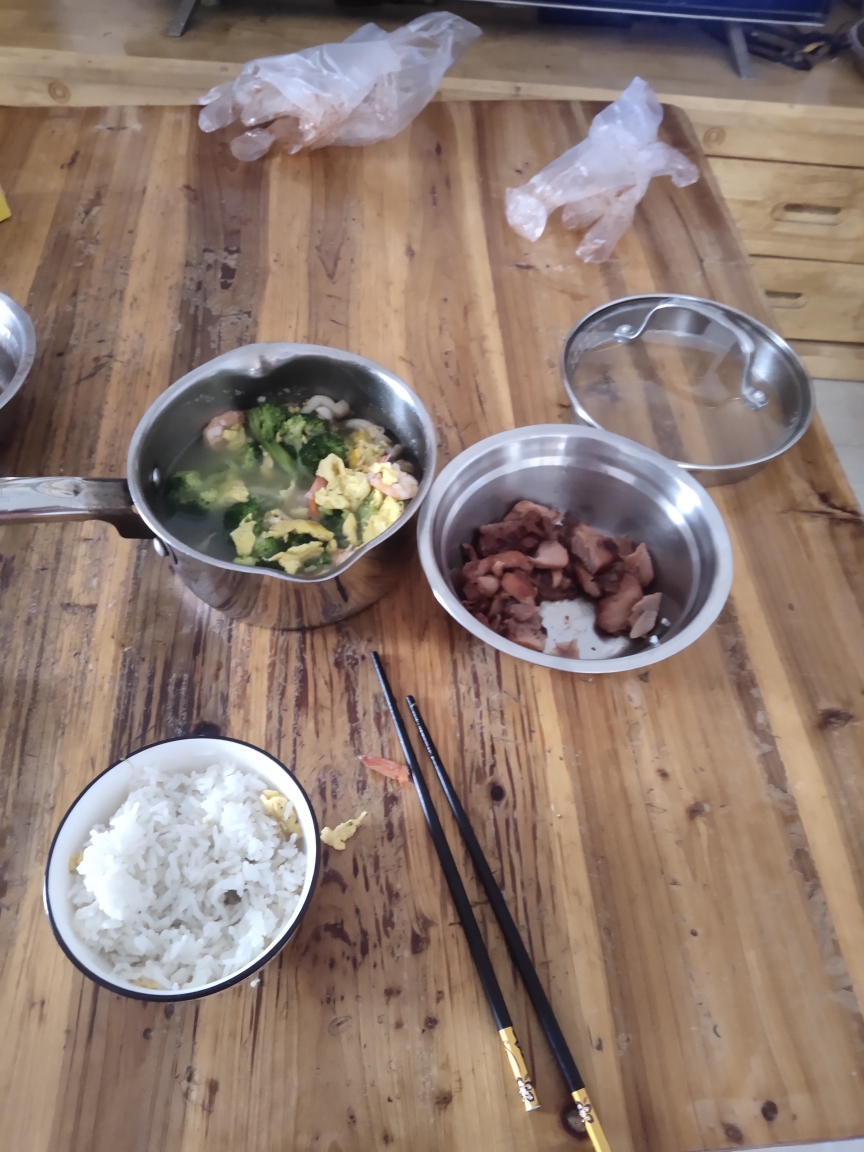 今天午餐：双菇西蓝花炒蛋虾汤＋叉烧鸡腿卷