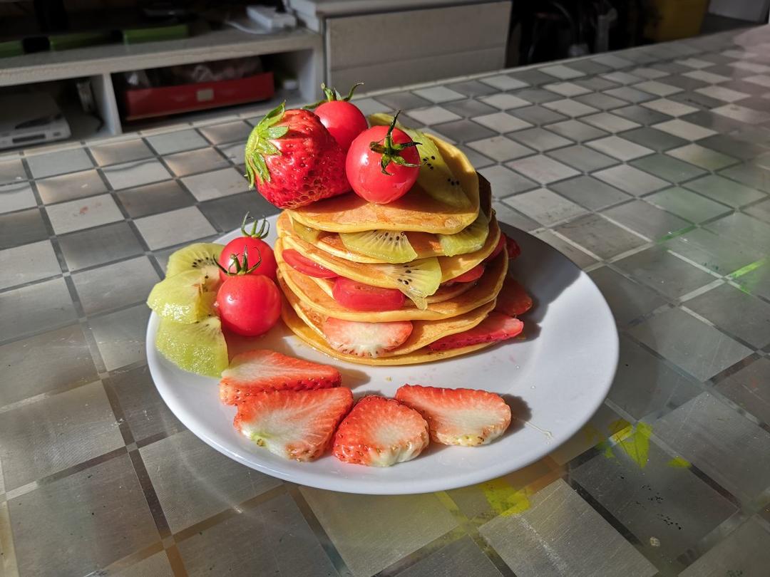 【酸奶松饼yogurt pancake】，搭上黑莓果酱和枫糖的美味。