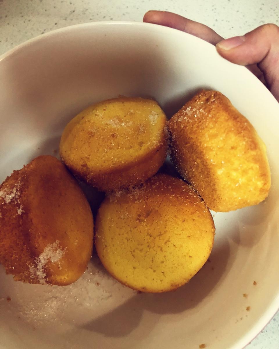 纸杯海绵蛋糕

这款海绵纸杯蛋糕口感非常好，在我家出现的频率特别大，口感轻盈不腻人，这也是我爱它的理由。有空就会做起来，很受欢迎！