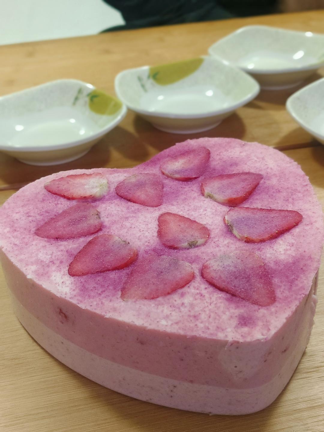 6寸草莓慕斯蛋糕