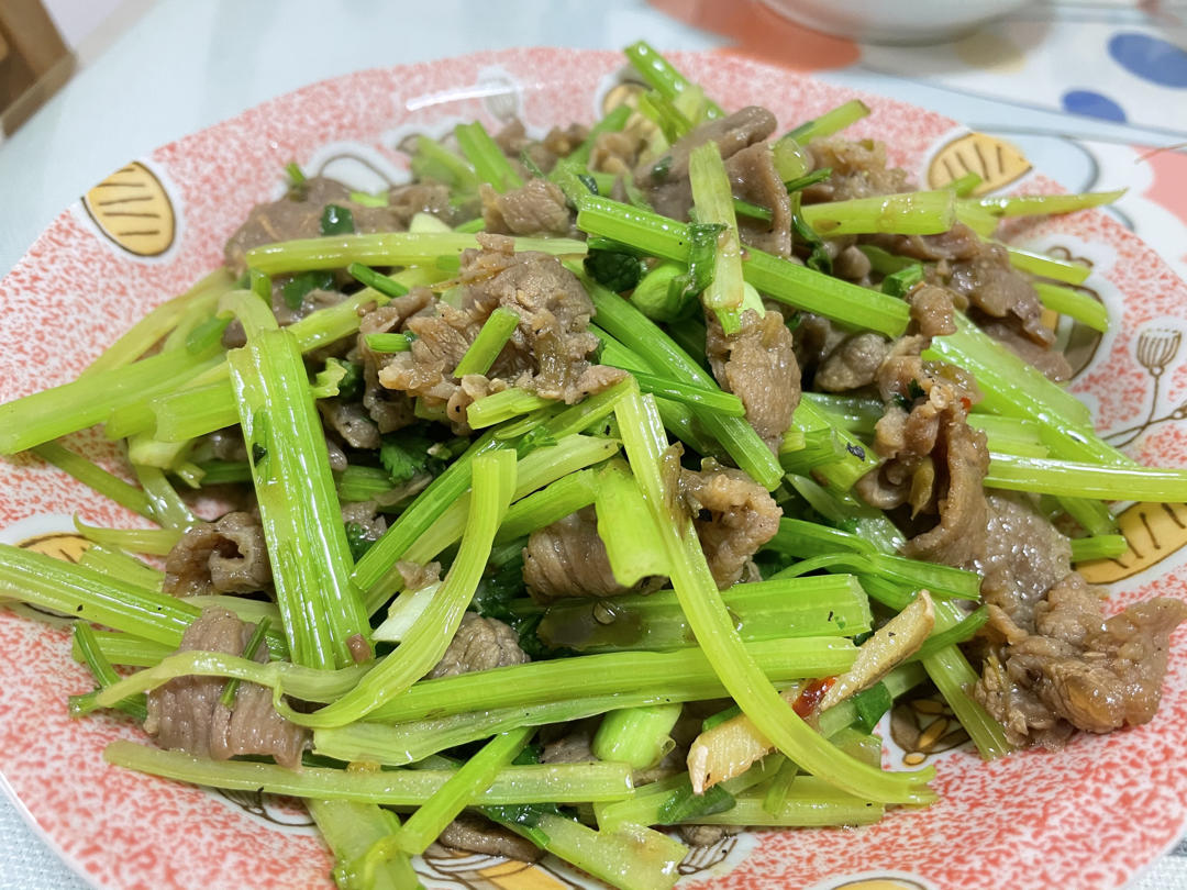 两个小窍门，教你炒出嫩滑不柴、没有腥味的芹菜炒牛肉