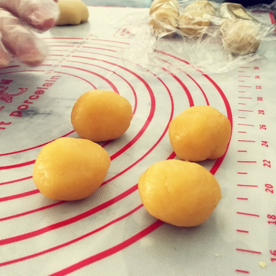 蛋黄酥~紫薯、抹茶、原味~花好月圆，中秋快乐~内附一次做六色蛋黄酥方法~