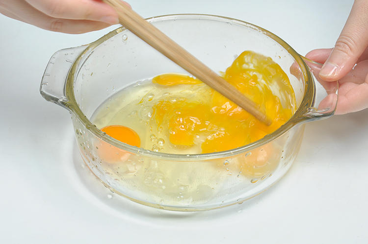 银鱼煎蛋的做法 步骤4