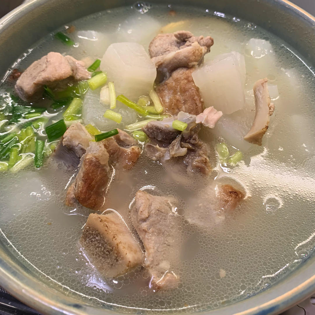 白萝卜排骨汤～～～食材简单但清甜好喝