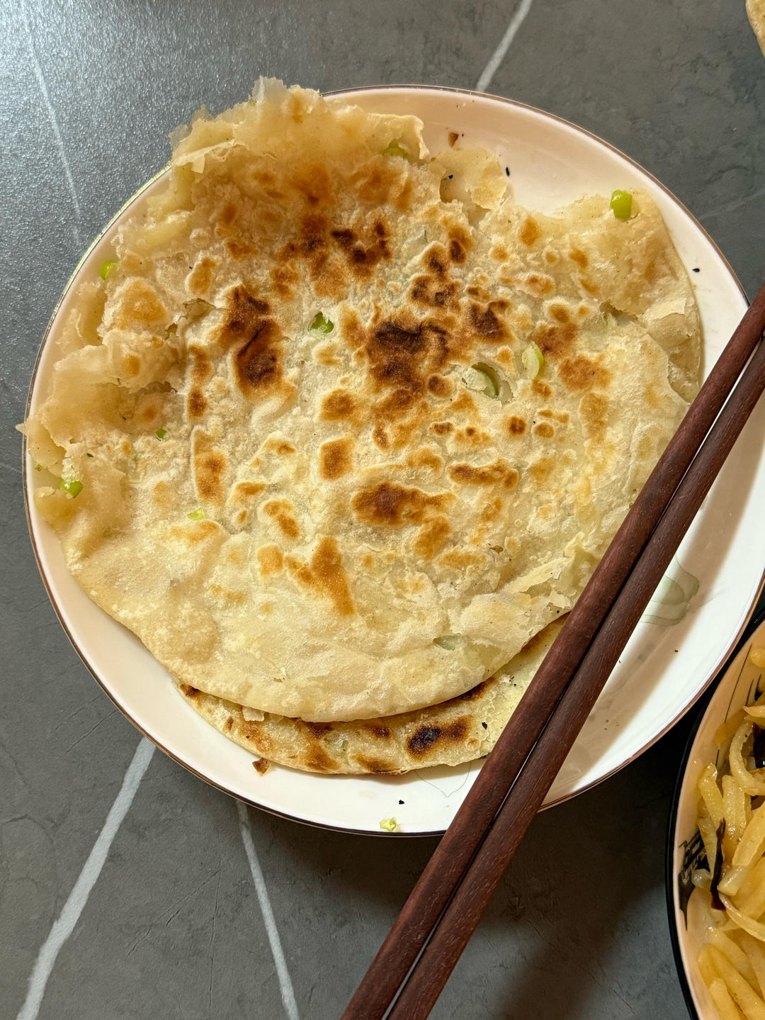 家常葱油饼 柔软多层 凉了也不硬 附细节视频详解