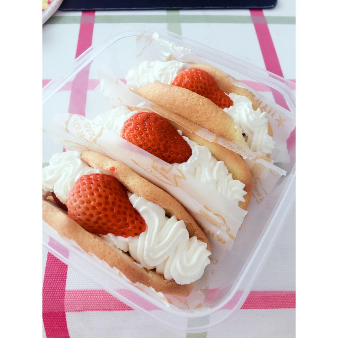 韩国最热门的甜品店Le Bread Lab的草莓蛋糕卷