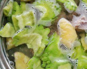 菠蘿苦瓜排骨湯的做法 步骤2