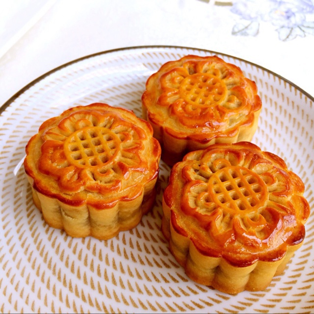 广式蛋黄莲蓉月饼