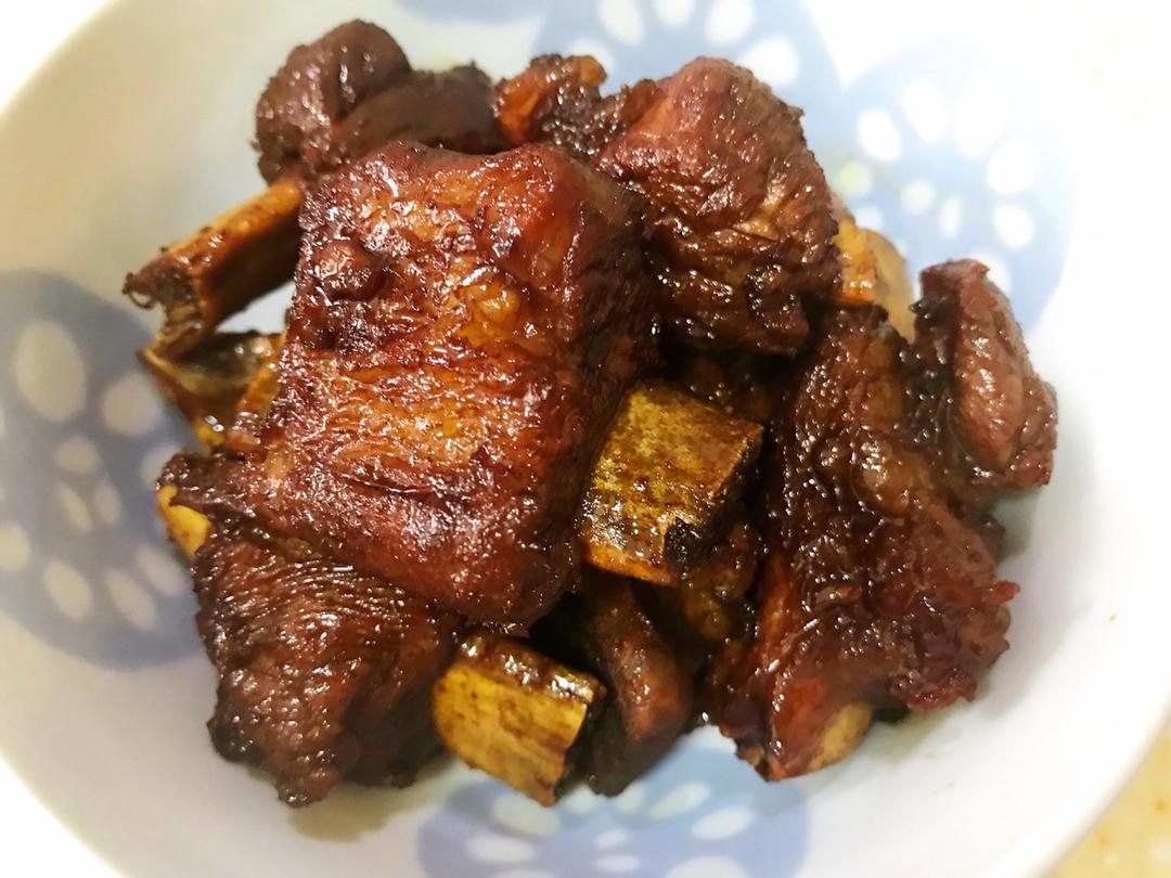 熬糖色做的糖醋排骨