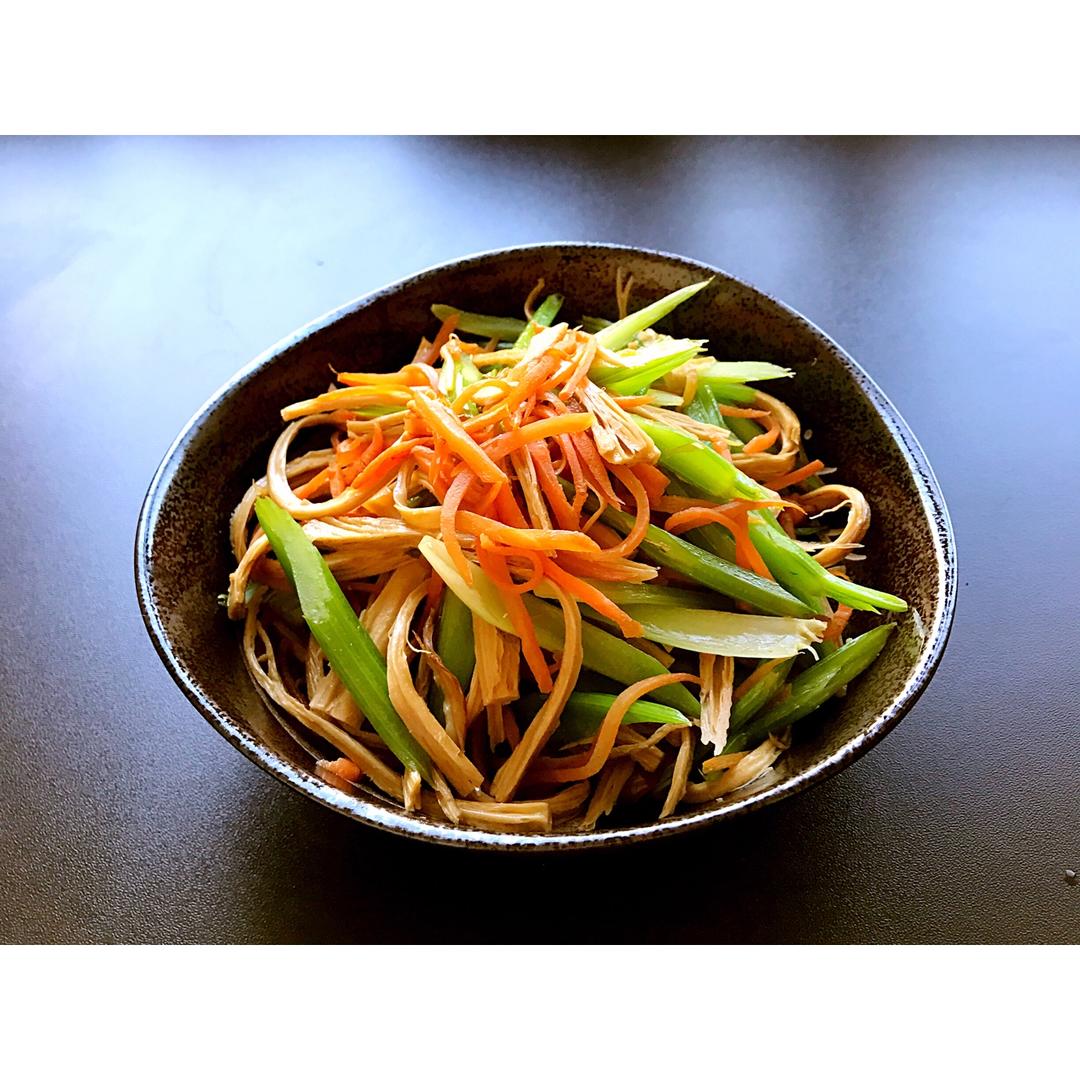 芹菜胡萝卜炒鸡丝