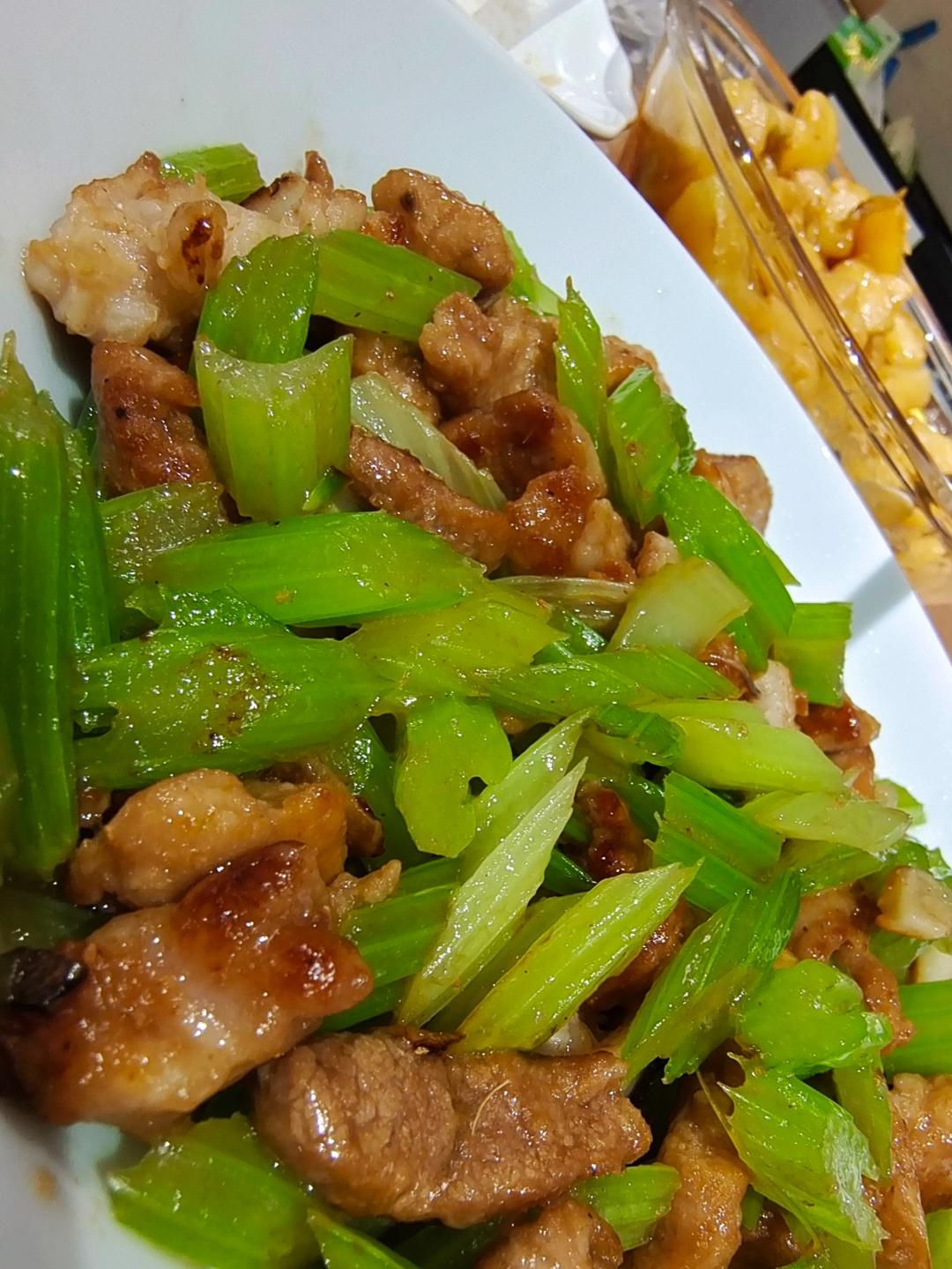 猪肉炒芹菜（小时候的家常菜）