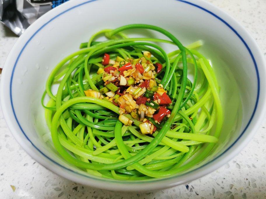 凉拌蒜薹丝