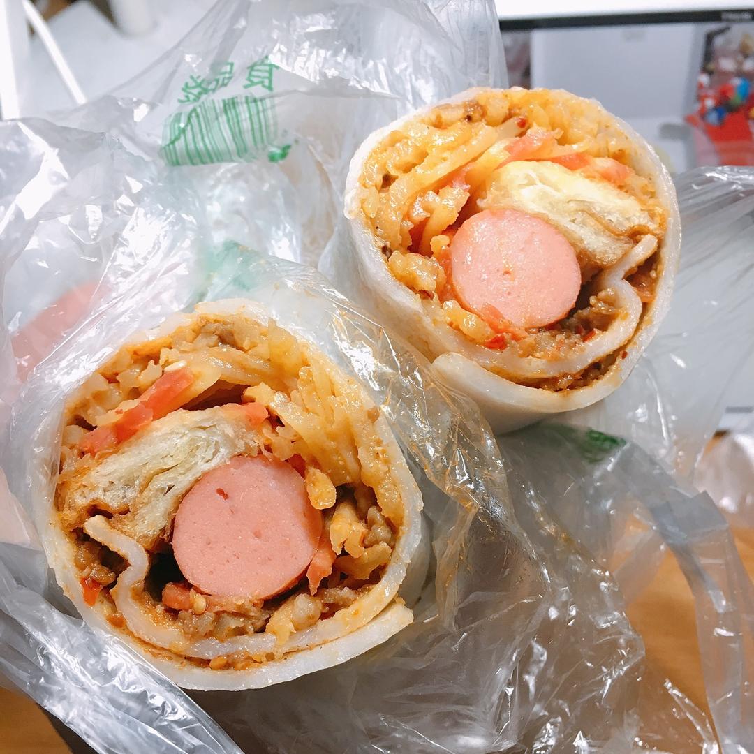 烤饵块    校门口的烤饵块,有土豆丝胡萝卜丝肉末火腿肠