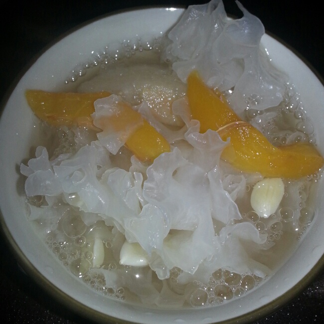 枇杷雪梨银耳糖水