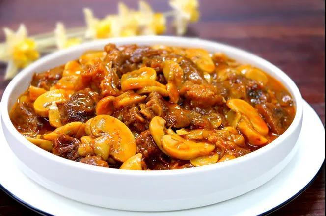 蘑菇炒牛肉,肉质鲜嫩入味,做法简单,好吃还特下饭,越吃越上瘾的做法