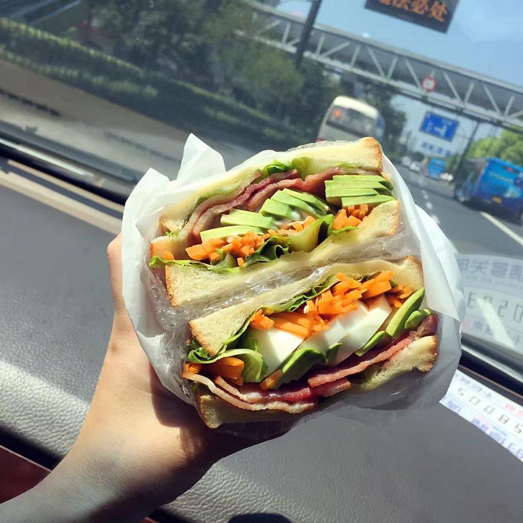 如何做超厚的沼三明治~详细tip！牛油果鸡蛋午餐肉三明治~