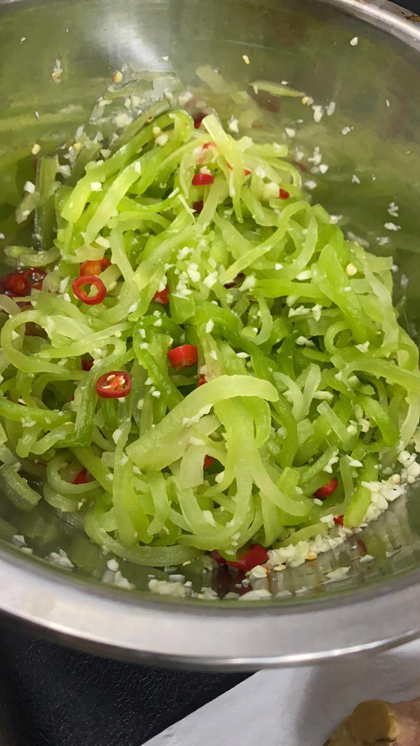 八月黑做的厨师长教你夏日开胃小菜凉拌莴笋丝的家常做法简单易学赶紧