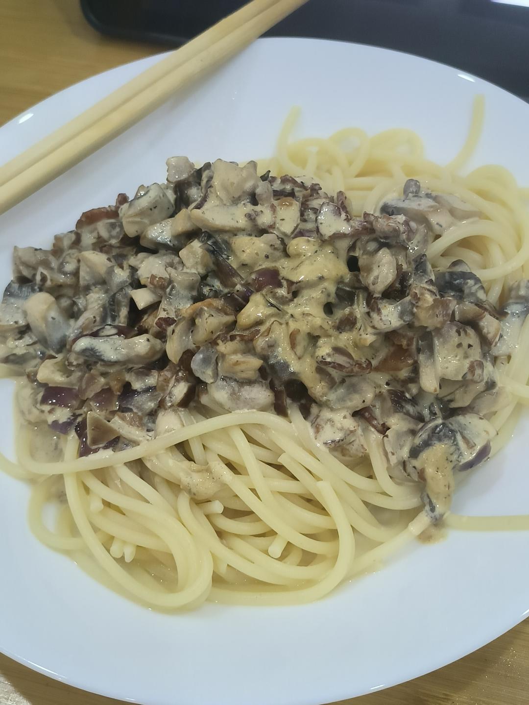 白蘑菇奶油培根意面