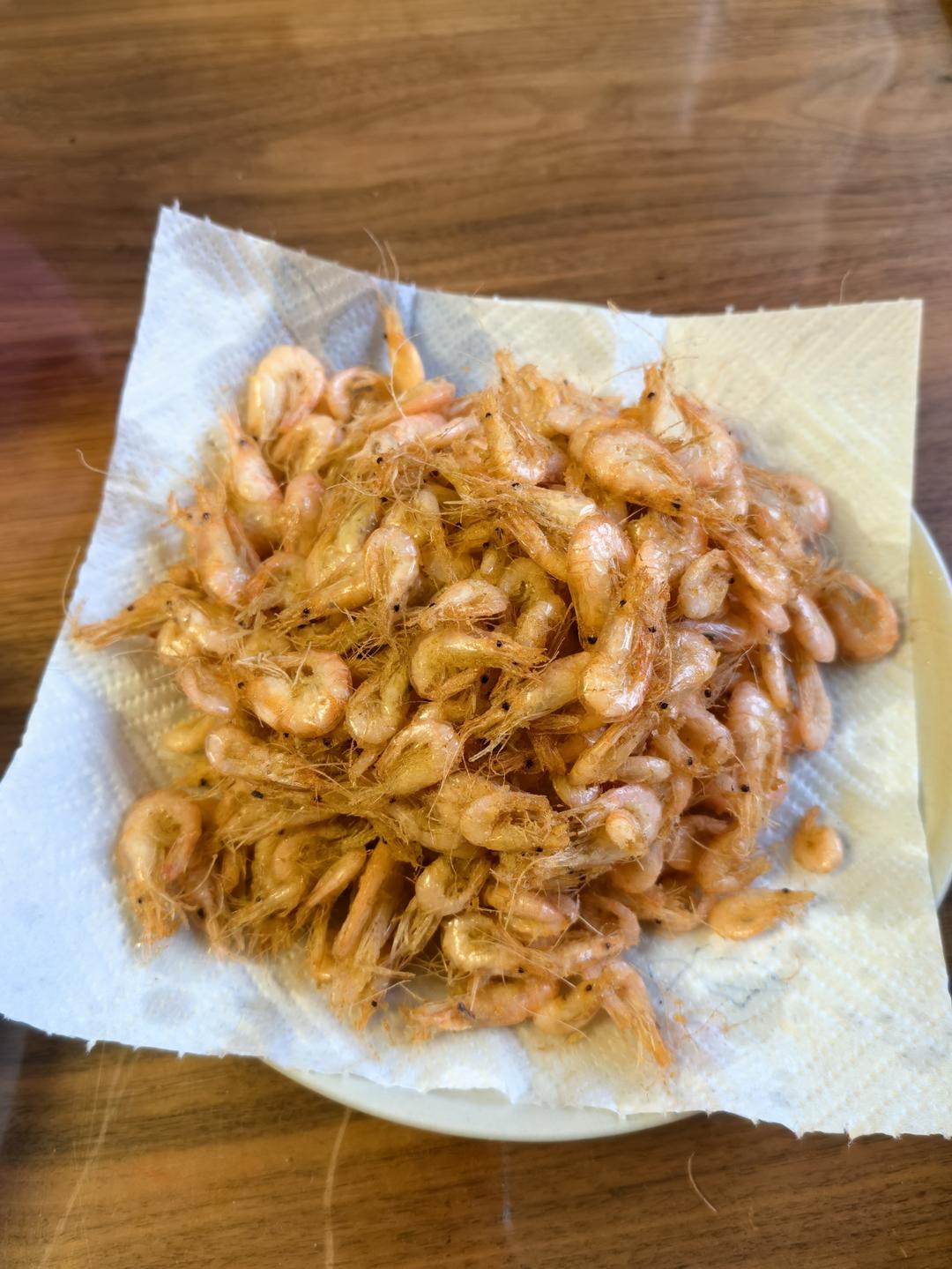 只需一个窍门、即可做出香酥可口脆的鲜炸小河虾、简单快捷、小朋友超爱